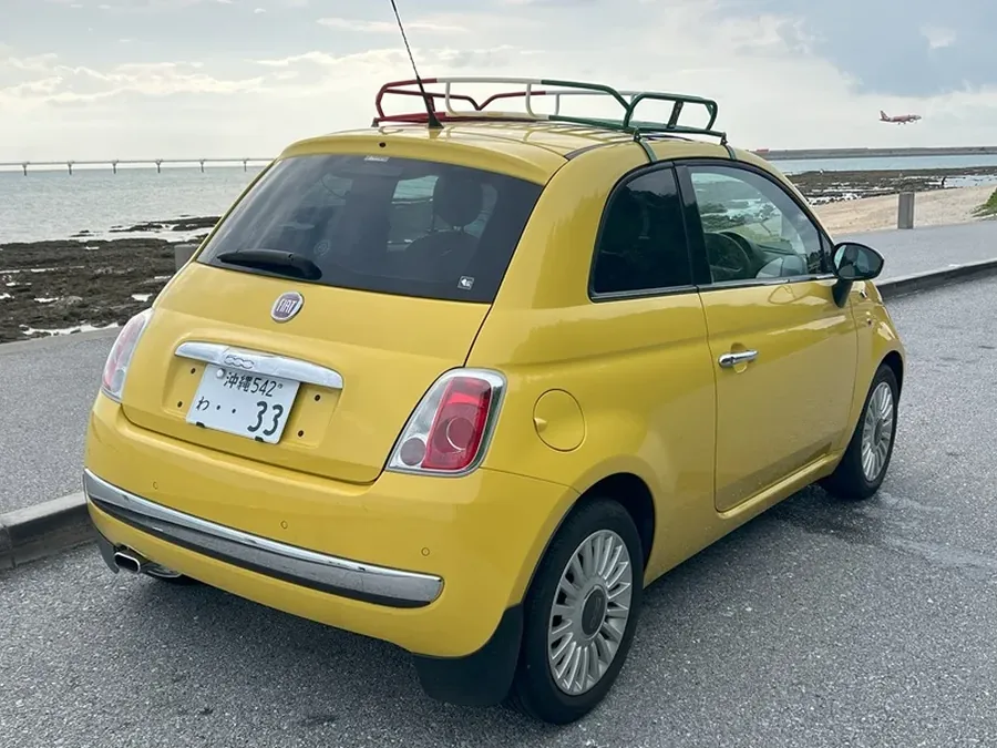 那覇空港ちかくに停まる White one の FIAT500