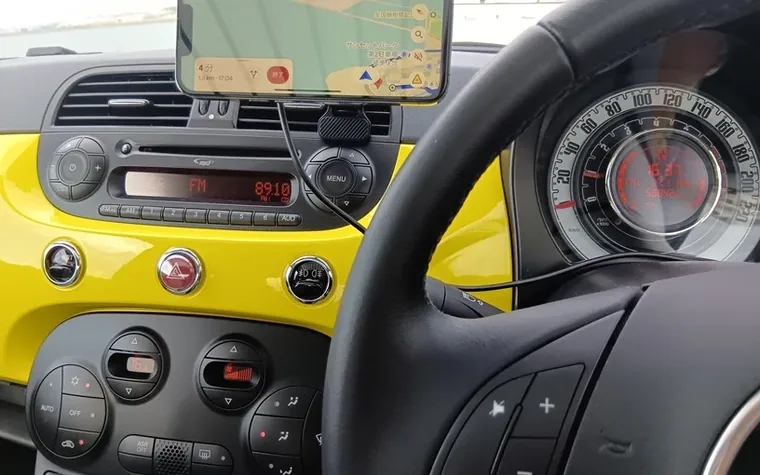 スマートフォンをナビとして使用している車内